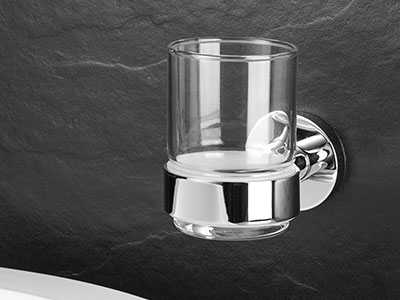 Zahnputzbecherhalter klebt an Wand Zahnputzbecherhalter klebt an Wand